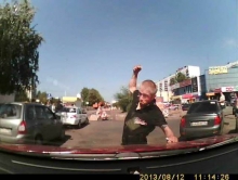 Неадекватный пешеход набросился на автомобиль